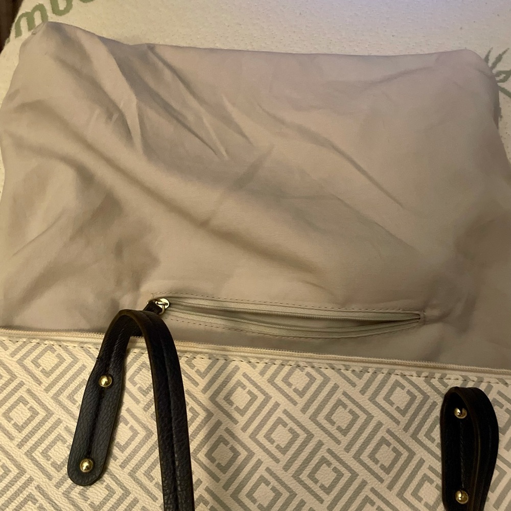 Liz Claiborne tote - Picture 4 of 6